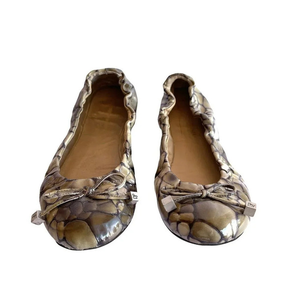 Donald J Pliner Women’s Size 8.5 M Olive Gray Patent Leather Scrunch Ballet Flat - Picture 1 of 5